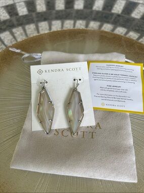 Kendra Scott Bexley Iridescent white banded Agate Earrings in Silver Frame